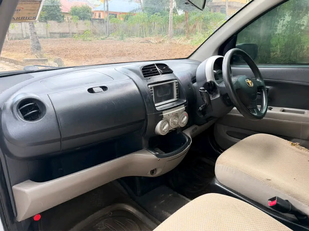 Toyota Passo Silver thumbnail 7