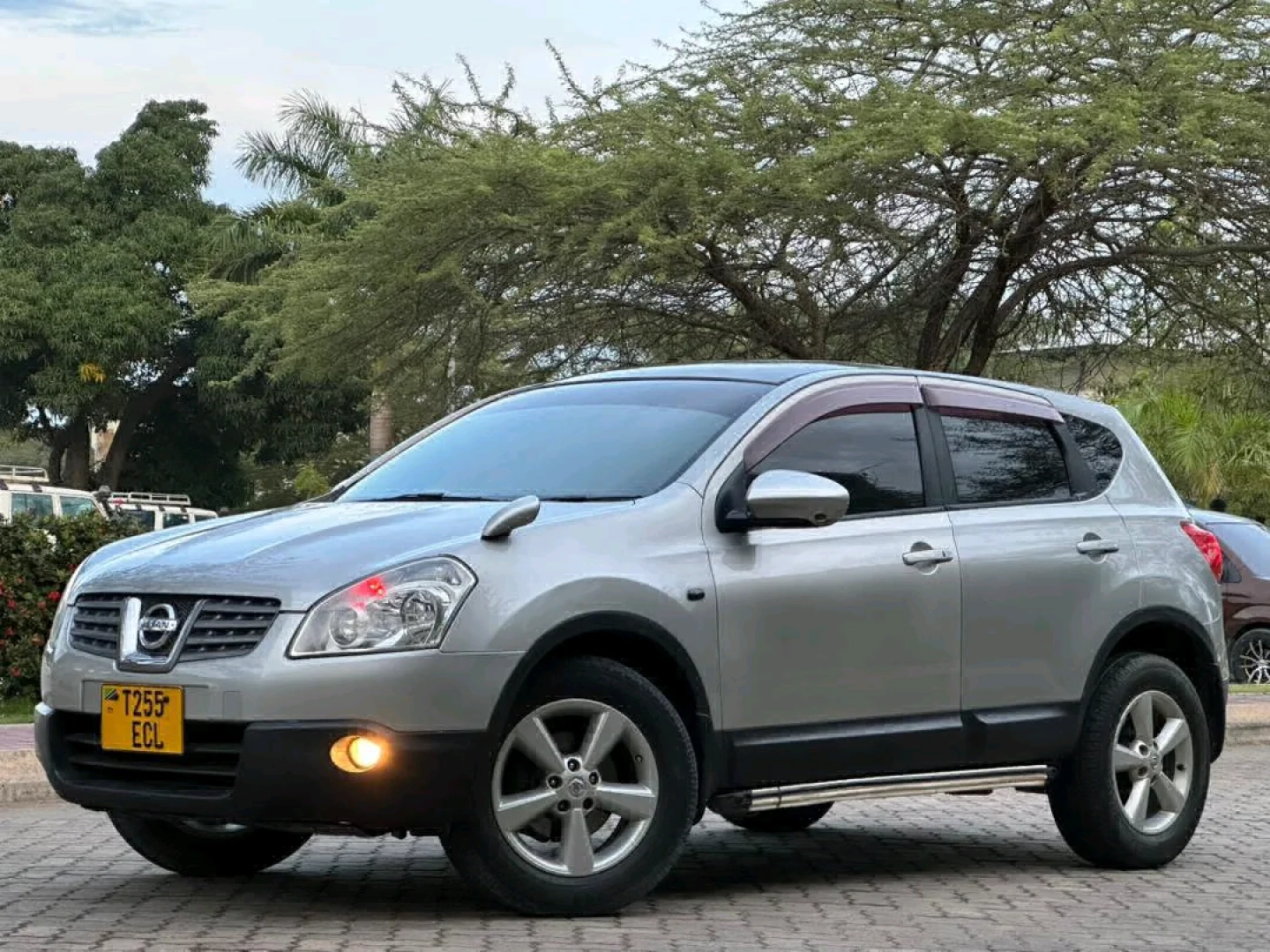 Silver 2009 Nissan Dualis Qashqai SUV thumbnail 2