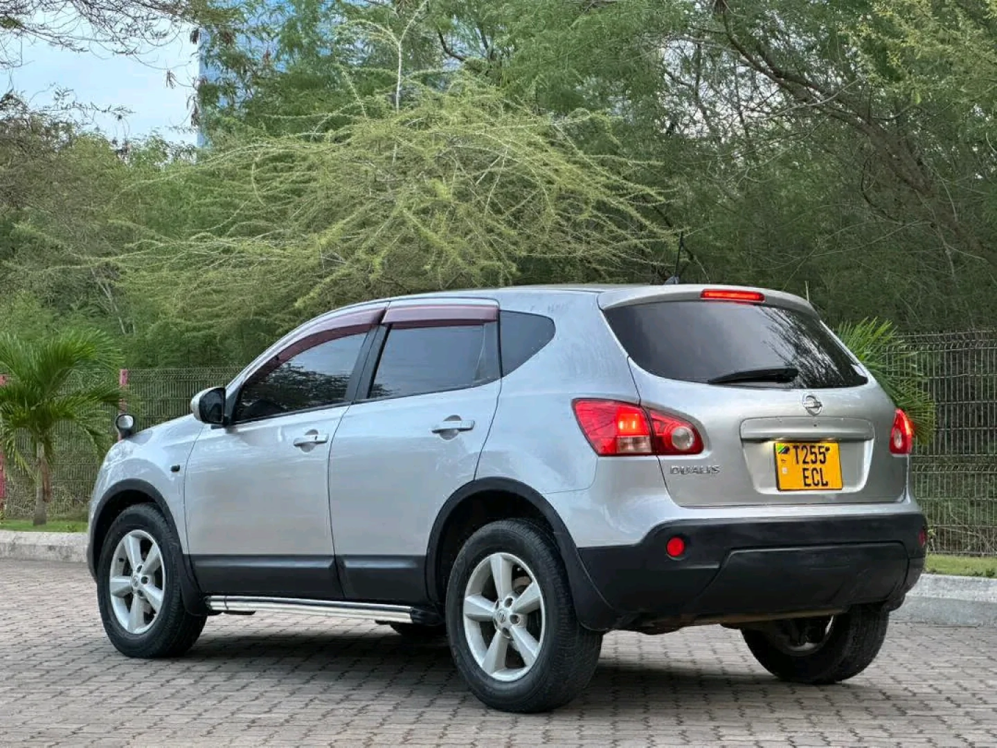 Silver 2009 Nissan Dualis Qashqai SUV thumbnail 3