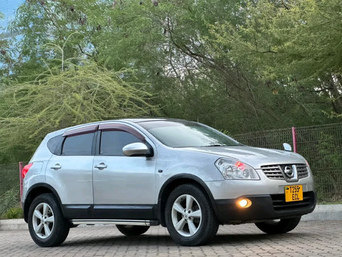 Silver 2009 Nissan Dualis Qashqai SUV thumbnail 4