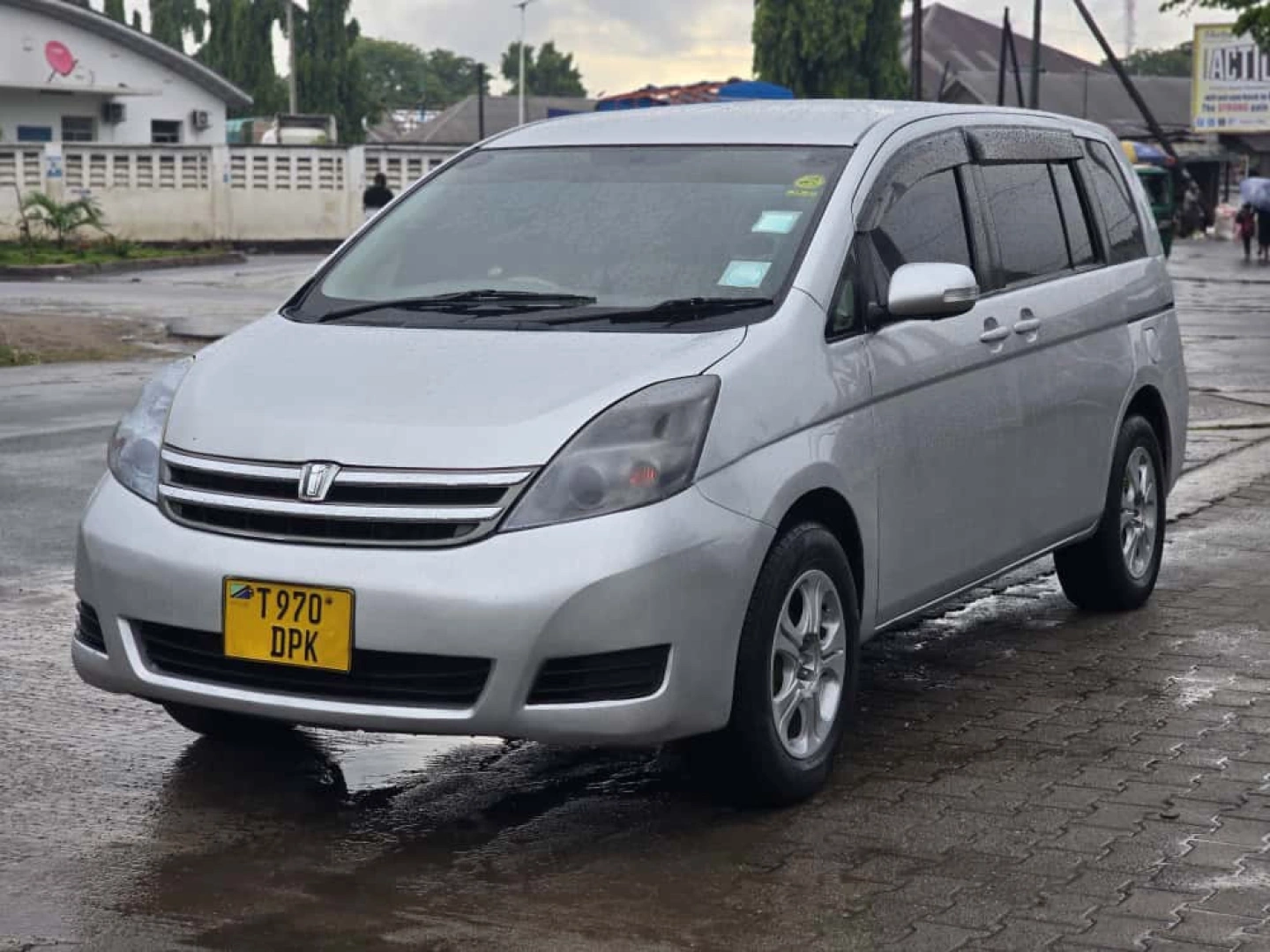 Toyota Isis Minivan 1700cc Full AC