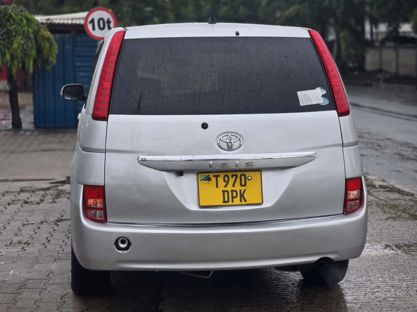 Toyota Isis Minivan 1700cc Full AC thumbnail 2