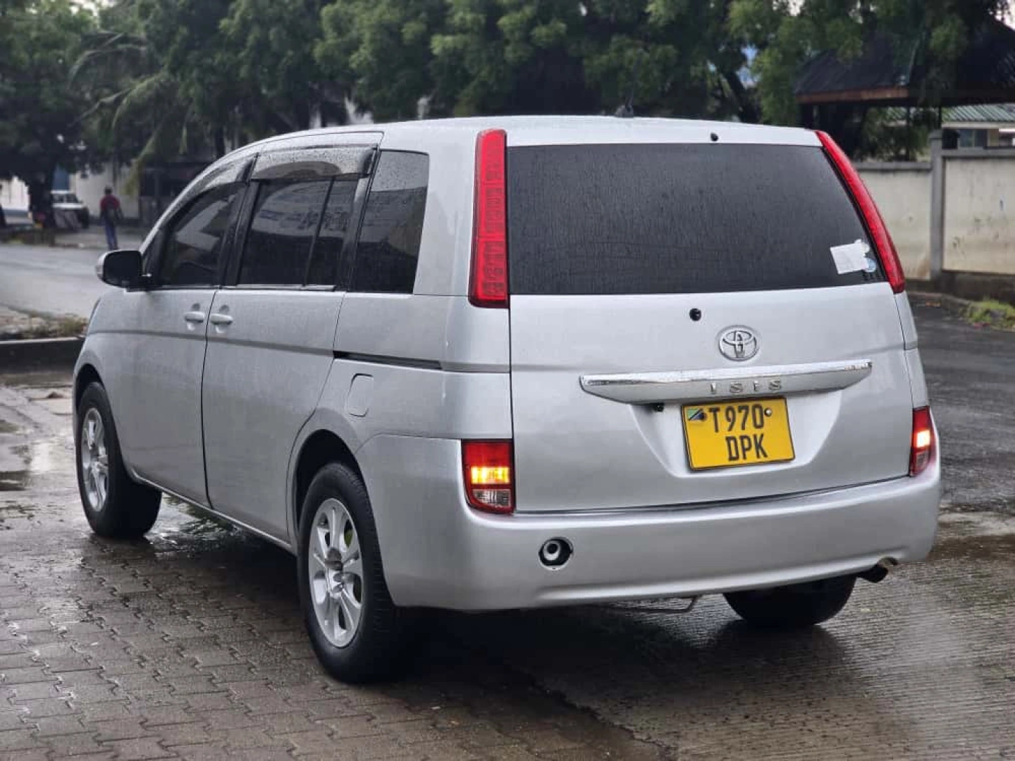 Toyota Isis Minivan 1700cc Full AC thumbnail 3