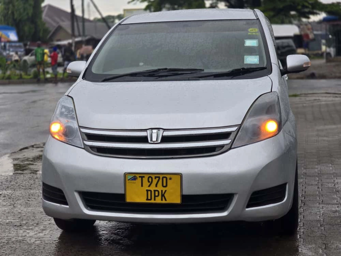 Toyota Isis Minivan 1700cc Full AC thumbnail 4
