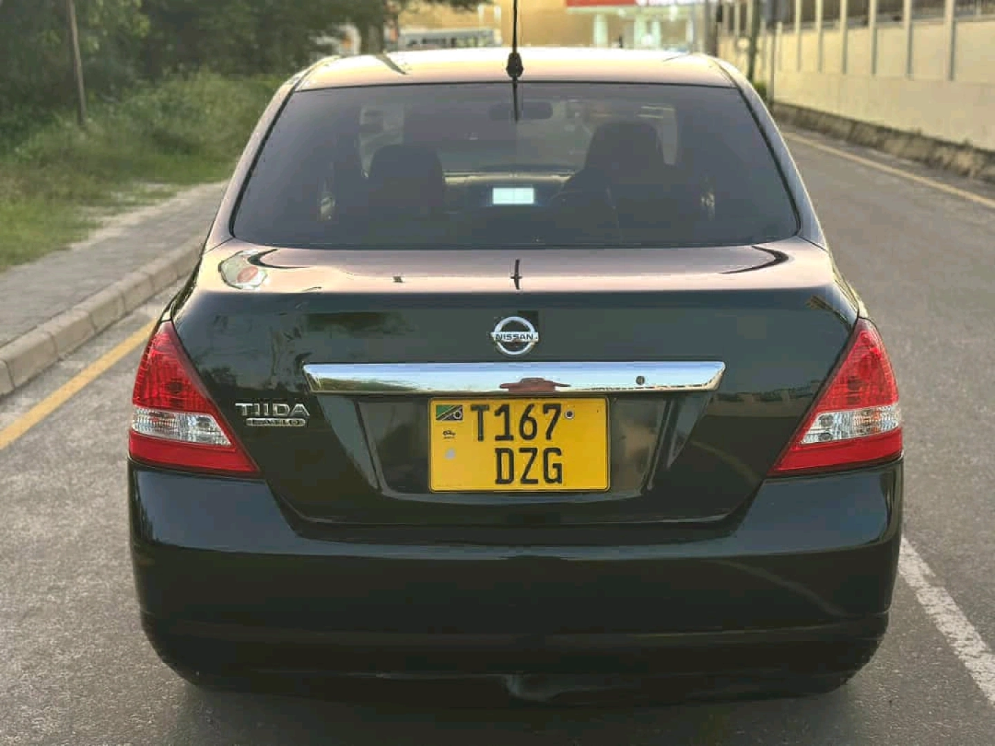 Nissan Tiida Black Car thumbnail 2
