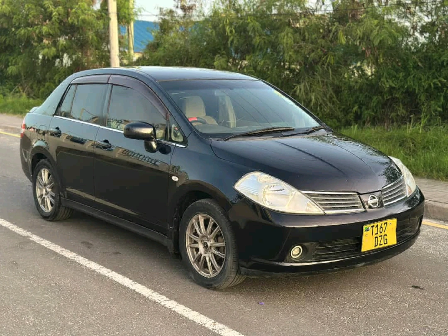 Nissan Tiida Black Car thumbnail 3