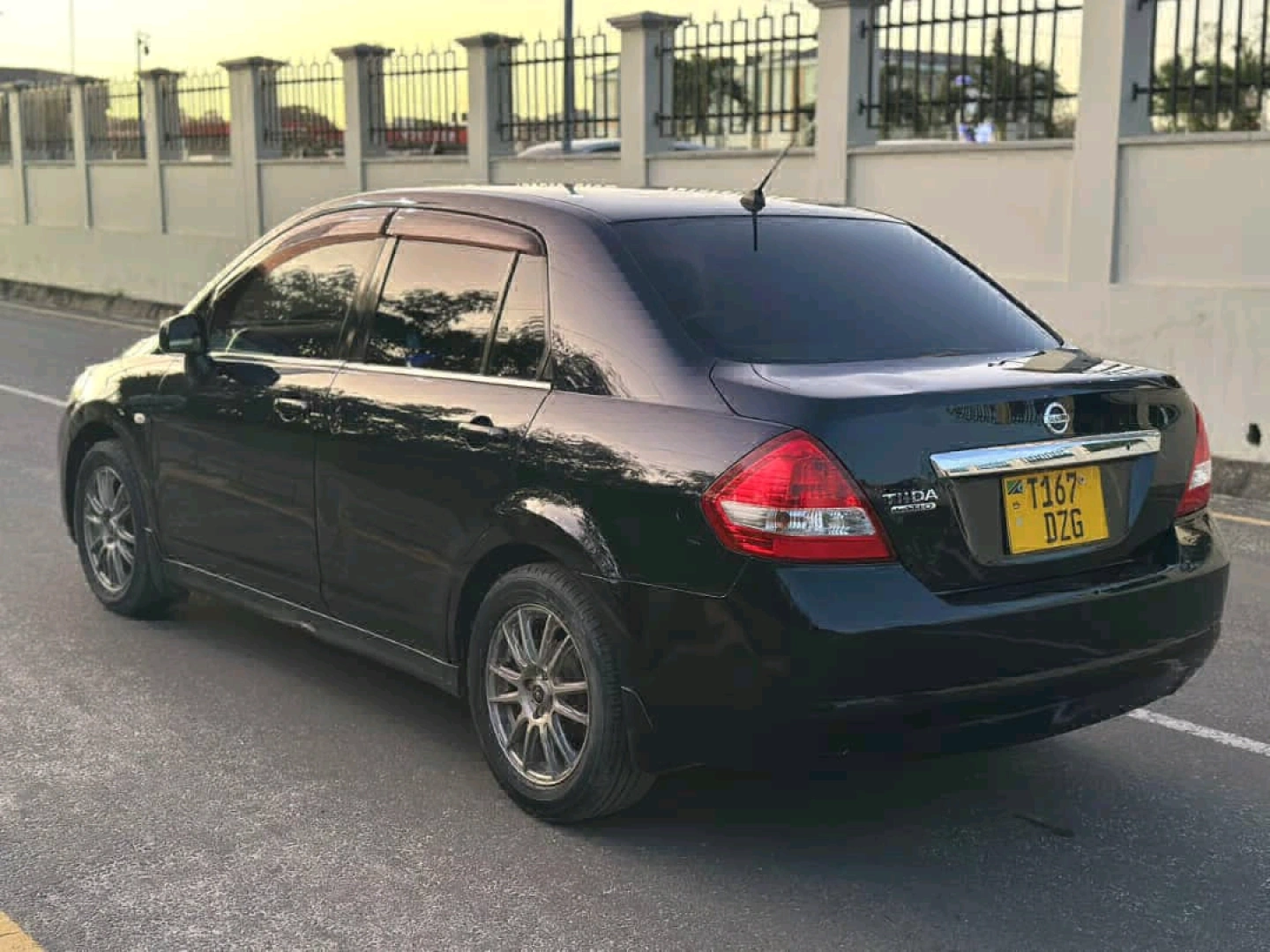 Nissan Tiida Black Car thumbnail 4