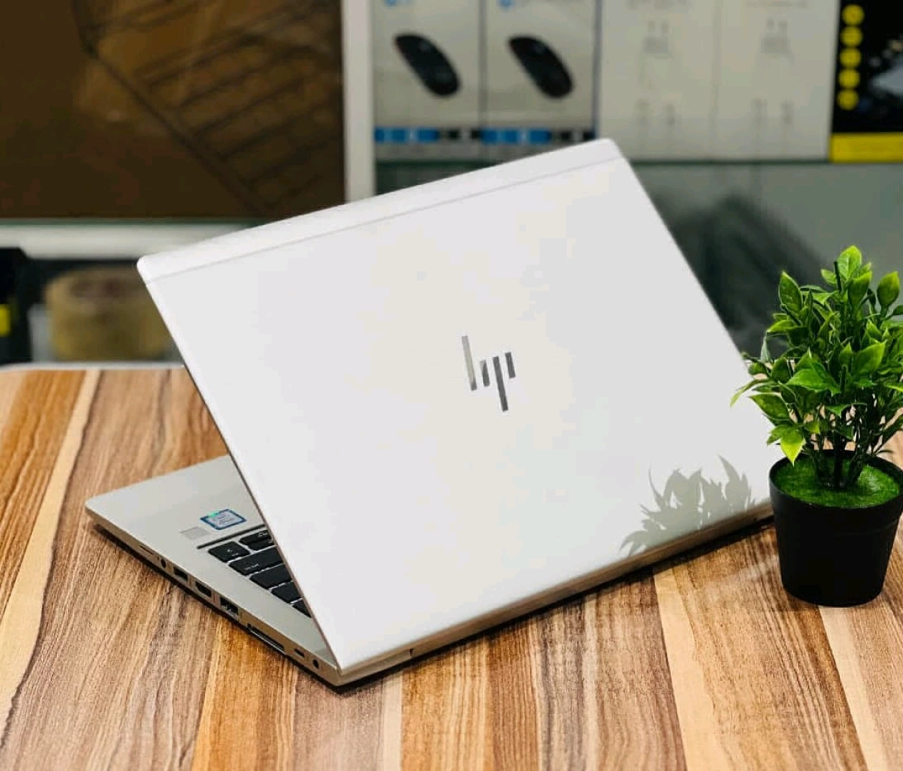 HP EliteBook 830 G5 Laptop Core i5 7th Gen thumbnail 3
