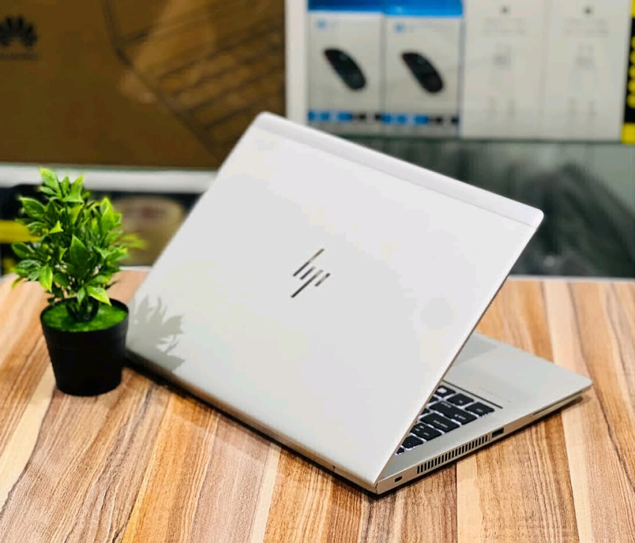 HP EliteBook 830 G5 Laptop Core i5 7th Gen thumbnail 4