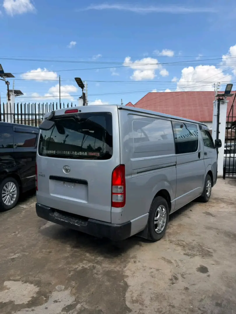 2011 Toyota Hiace Van Long Super GL thumbnail 3