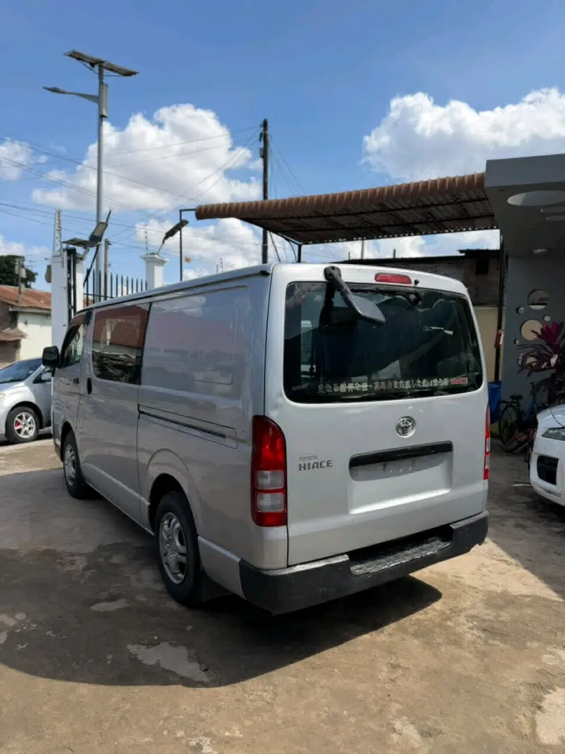 2011 Toyota Hiace Van Long Super GL thumbnail 4