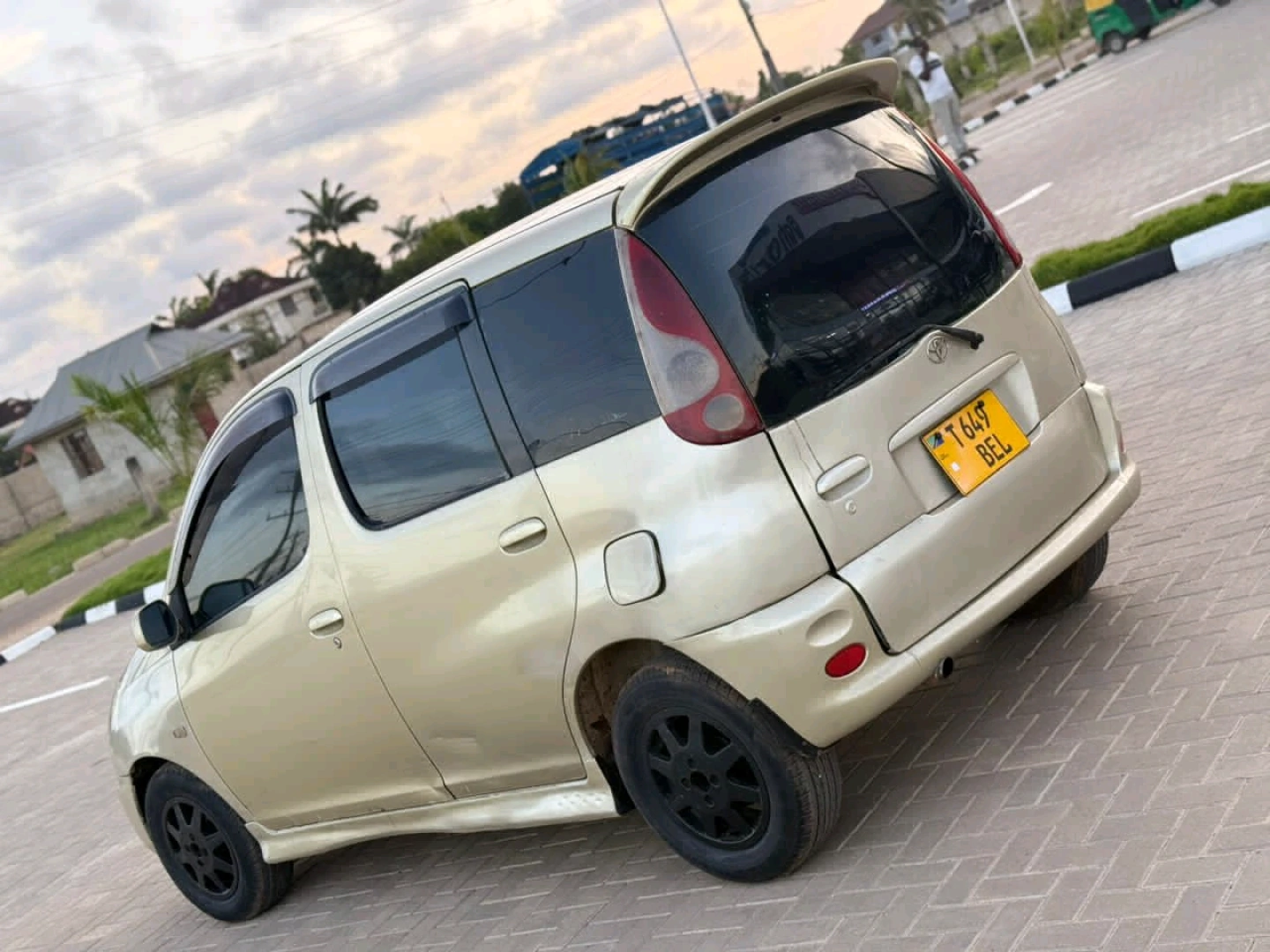 Toyota Fun Cargo Van Gold 1290cc Full AC thumbnail 4