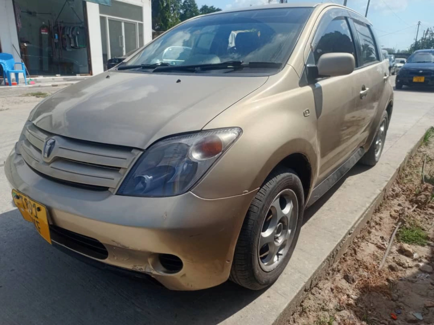 Toyota IST 2002 Gold Reg DKF thumbnail 2