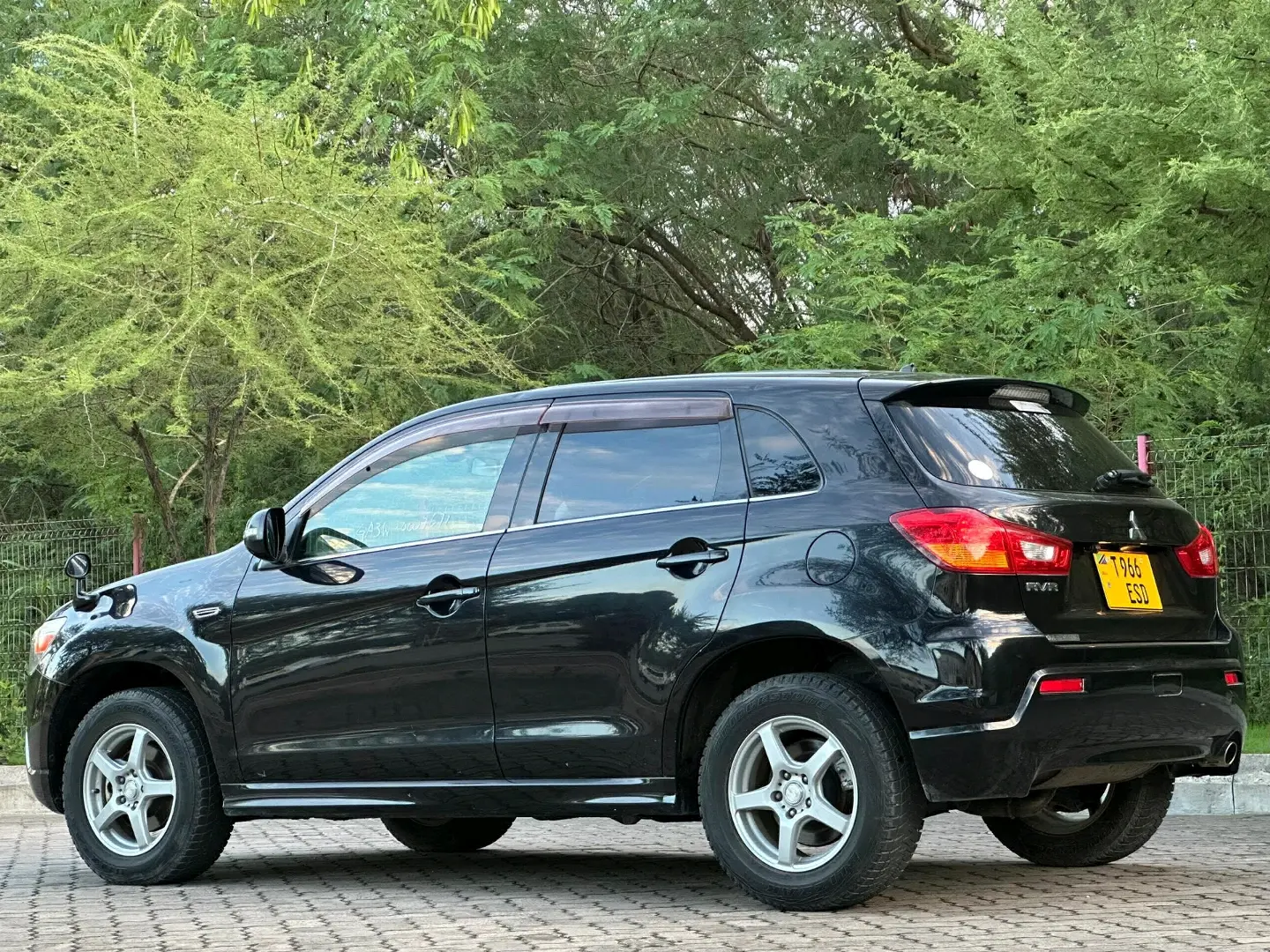 Mitsubishi RVR SUV (2010) thumbnail 4