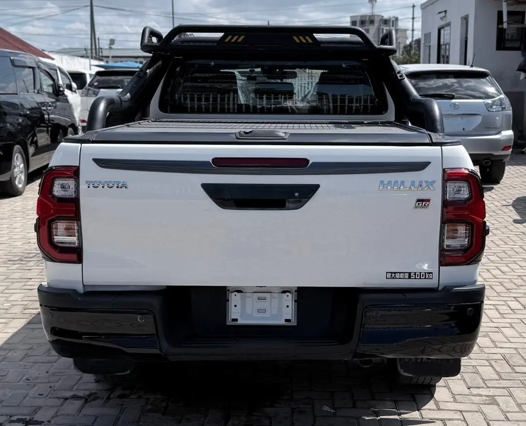 2023 Toyota Hilux GR Sport thumbnail 2