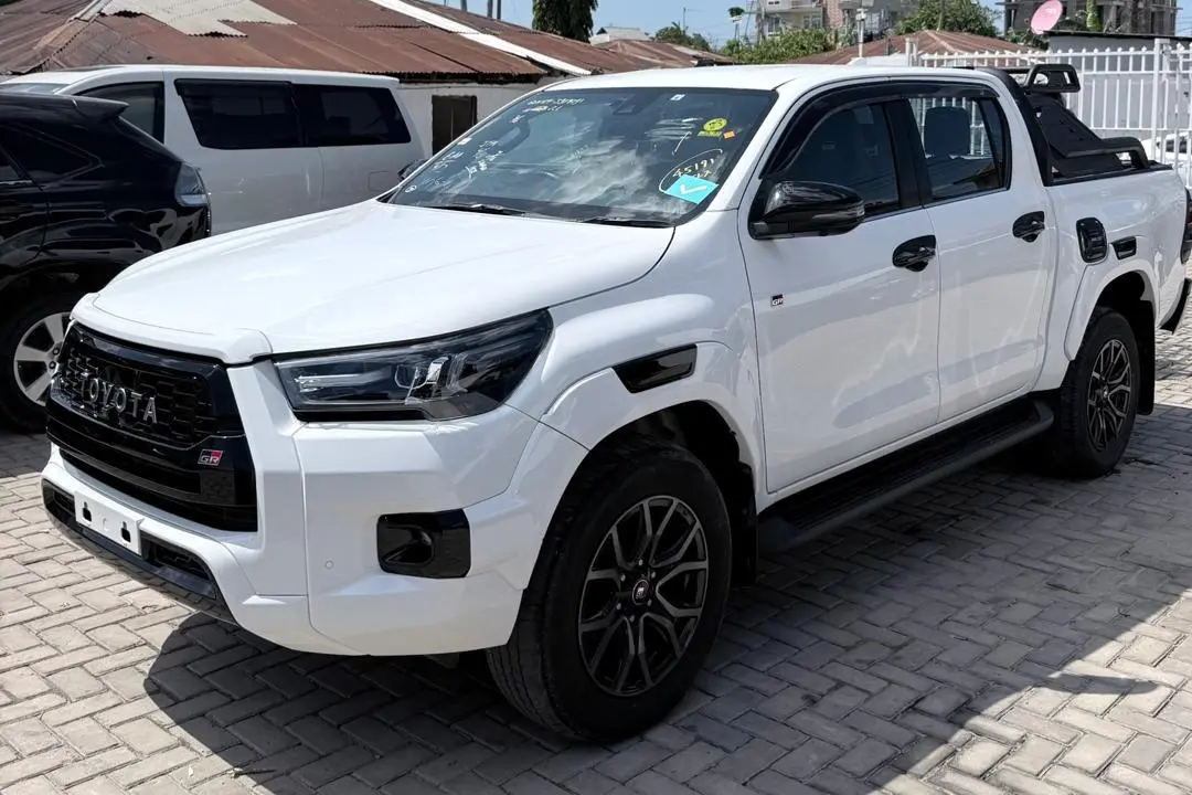 2023 Toyota Hilux GR Sport thumbnail 3