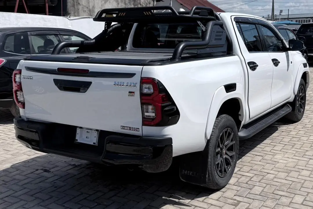 2023 Toyota Hilux GR Sport thumbnail 4