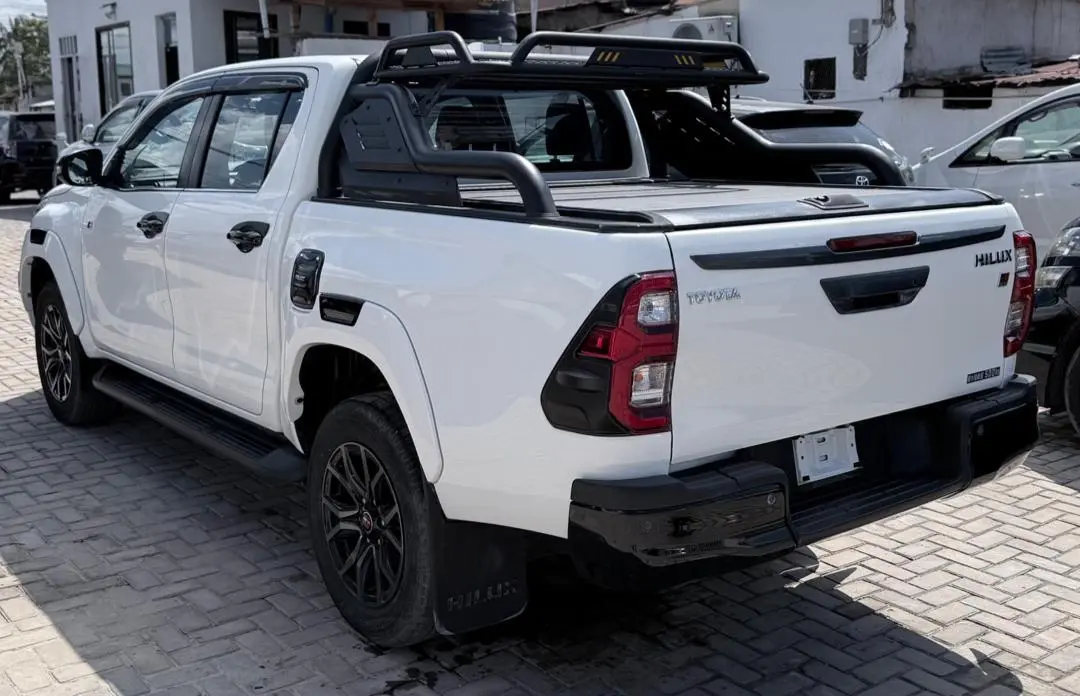 2023 Toyota Hilux GR Sport thumbnail 5