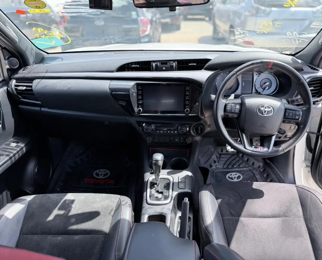 2023 Toyota Hilux GR Sport thumbnail 7
