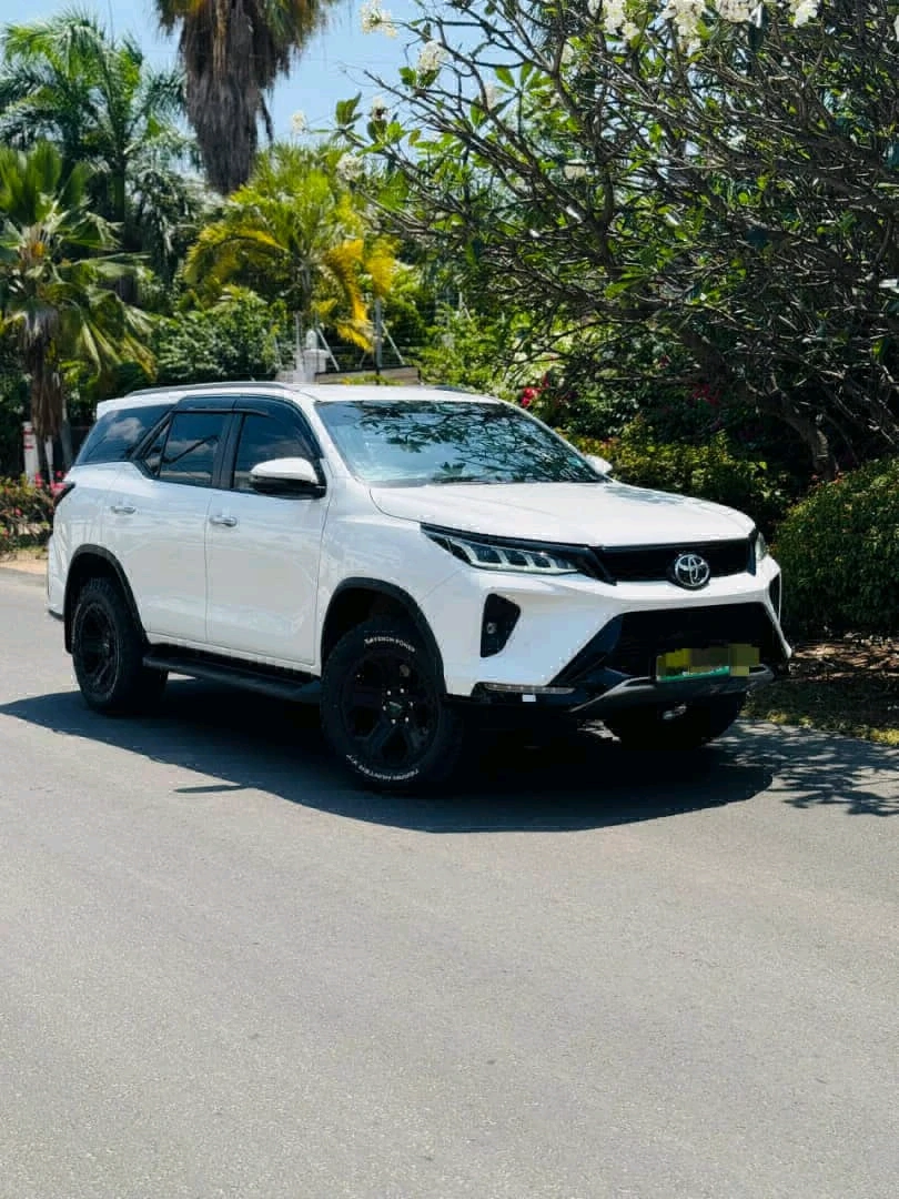 Toyota Fortuner 2023 4X4 SUV 2800cc thumbnail 4