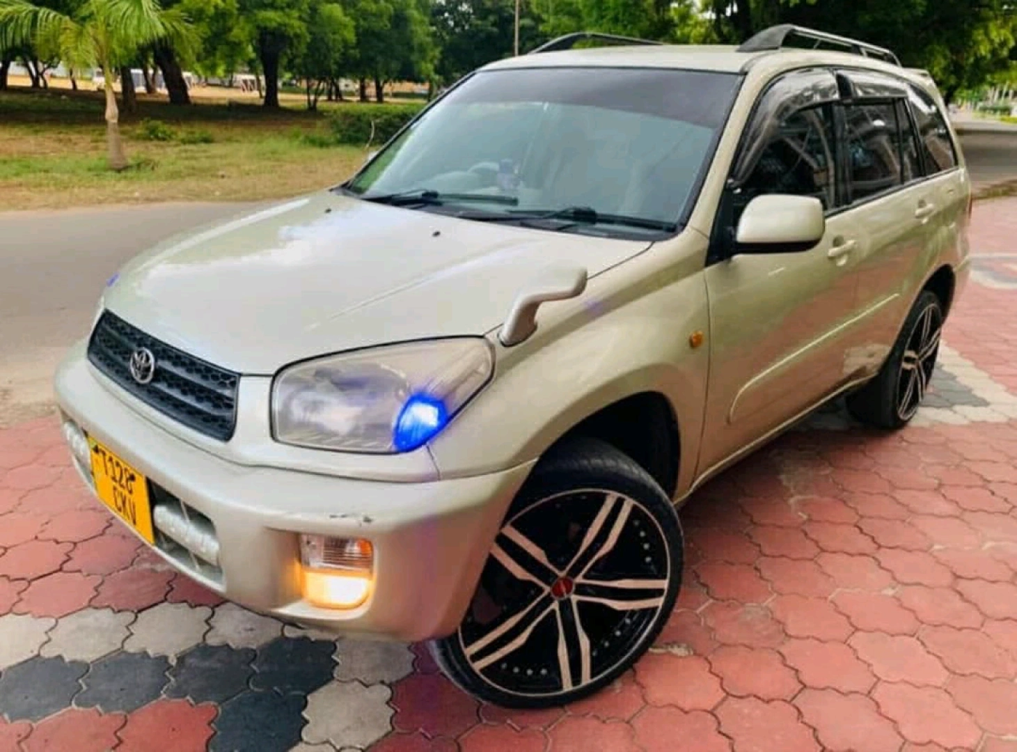 Toyota Rav4 SUV Second Generation thumbnail 4