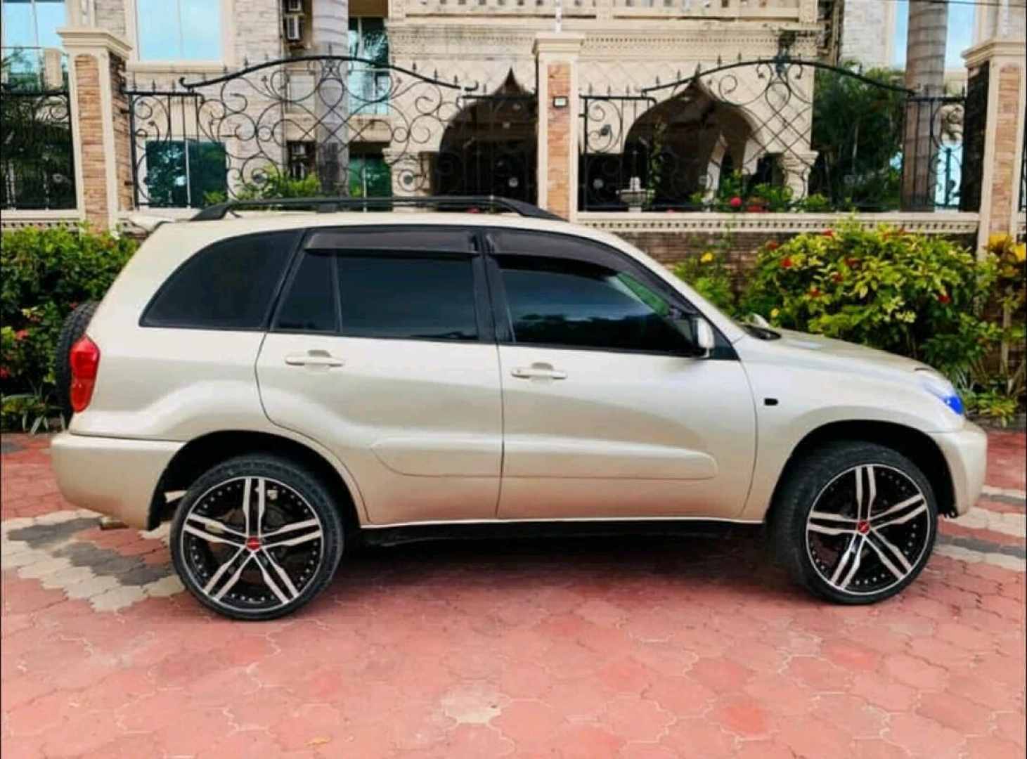 Toyota Rav4 SUV Second Generation thumbnail 9