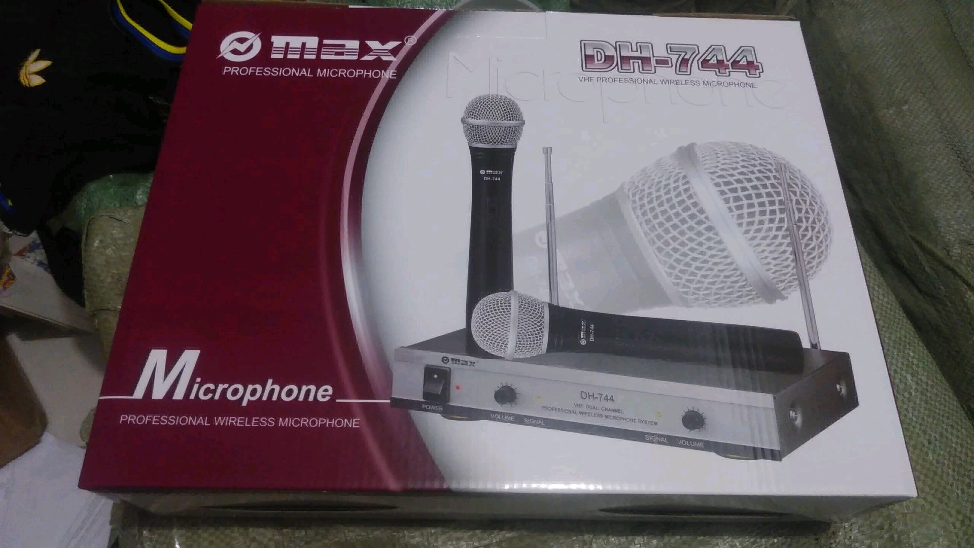 Max DH-744 Professional Wireless Microphone System