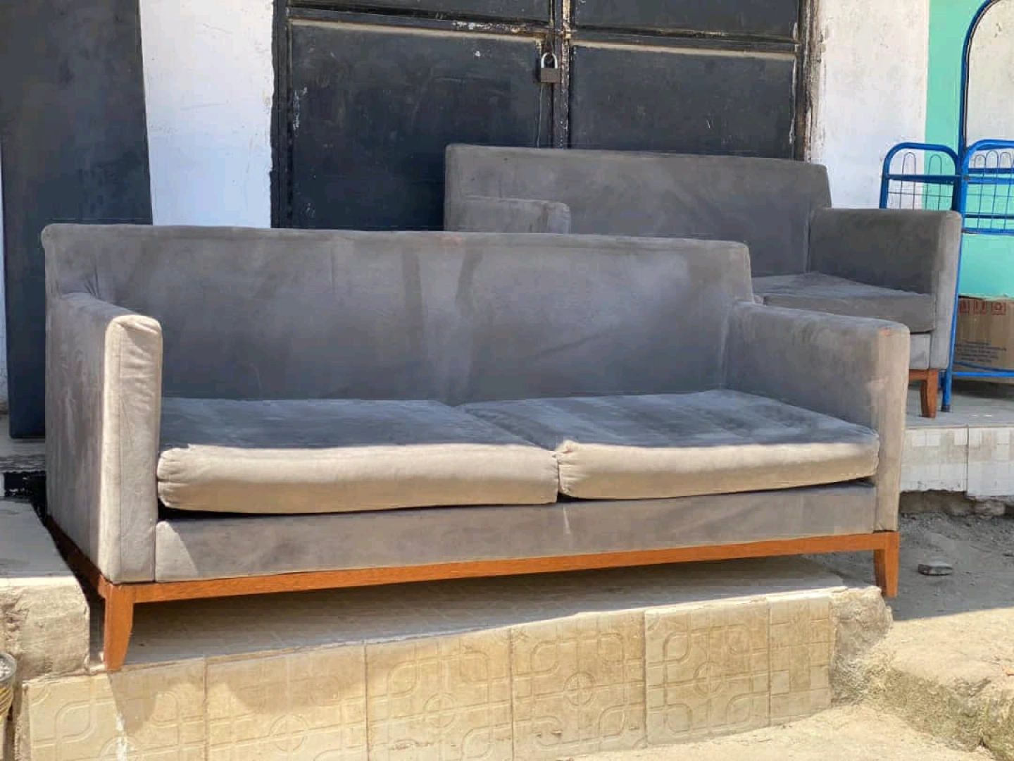 Seti ya Sofa Mbili za Kijivu (Spring na Fiber)