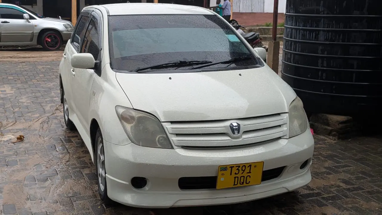 Toyota Ist White for Sale