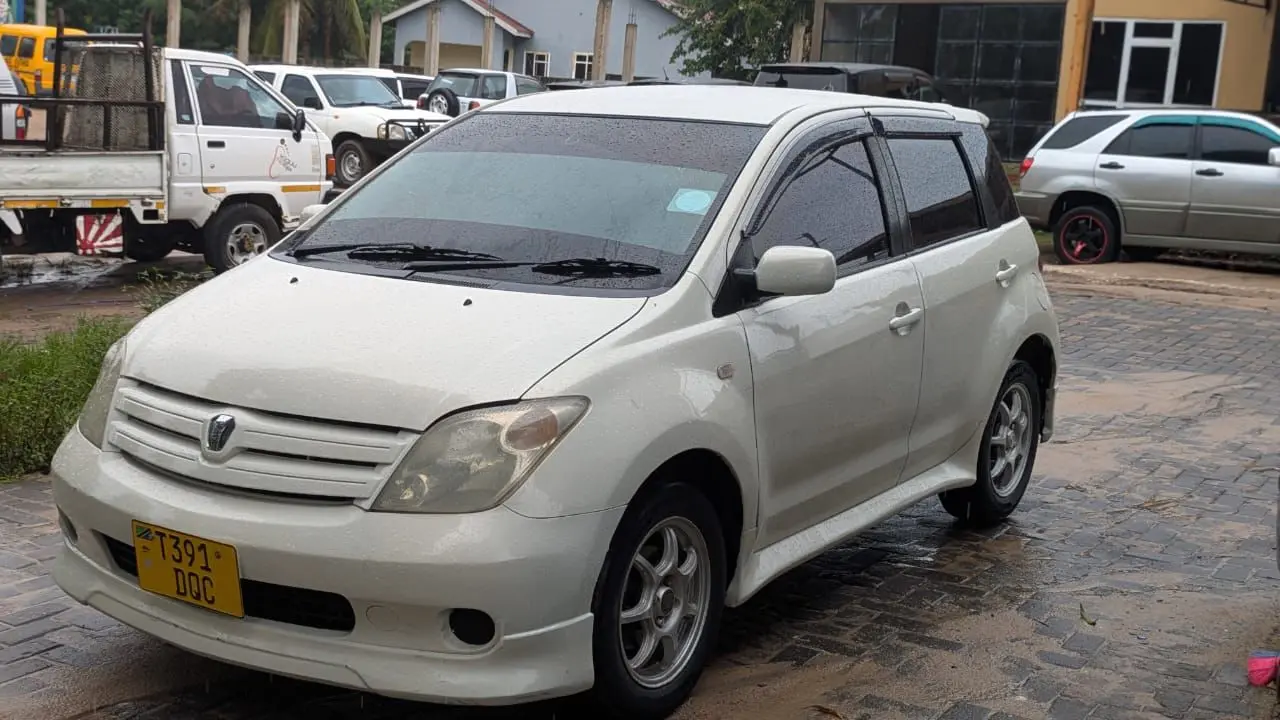 Toyota Ist White for Sale thumbnail 2