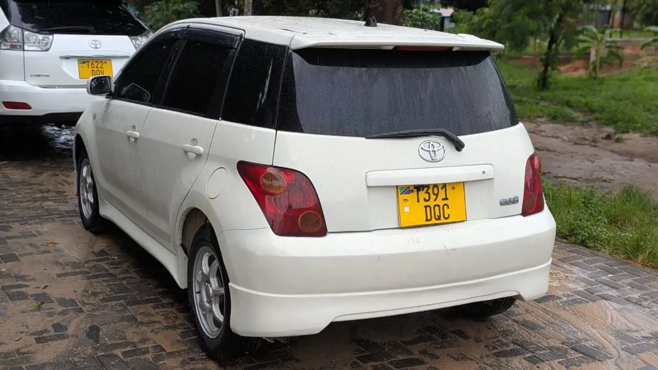 Toyota Ist White for Sale thumbnail 3