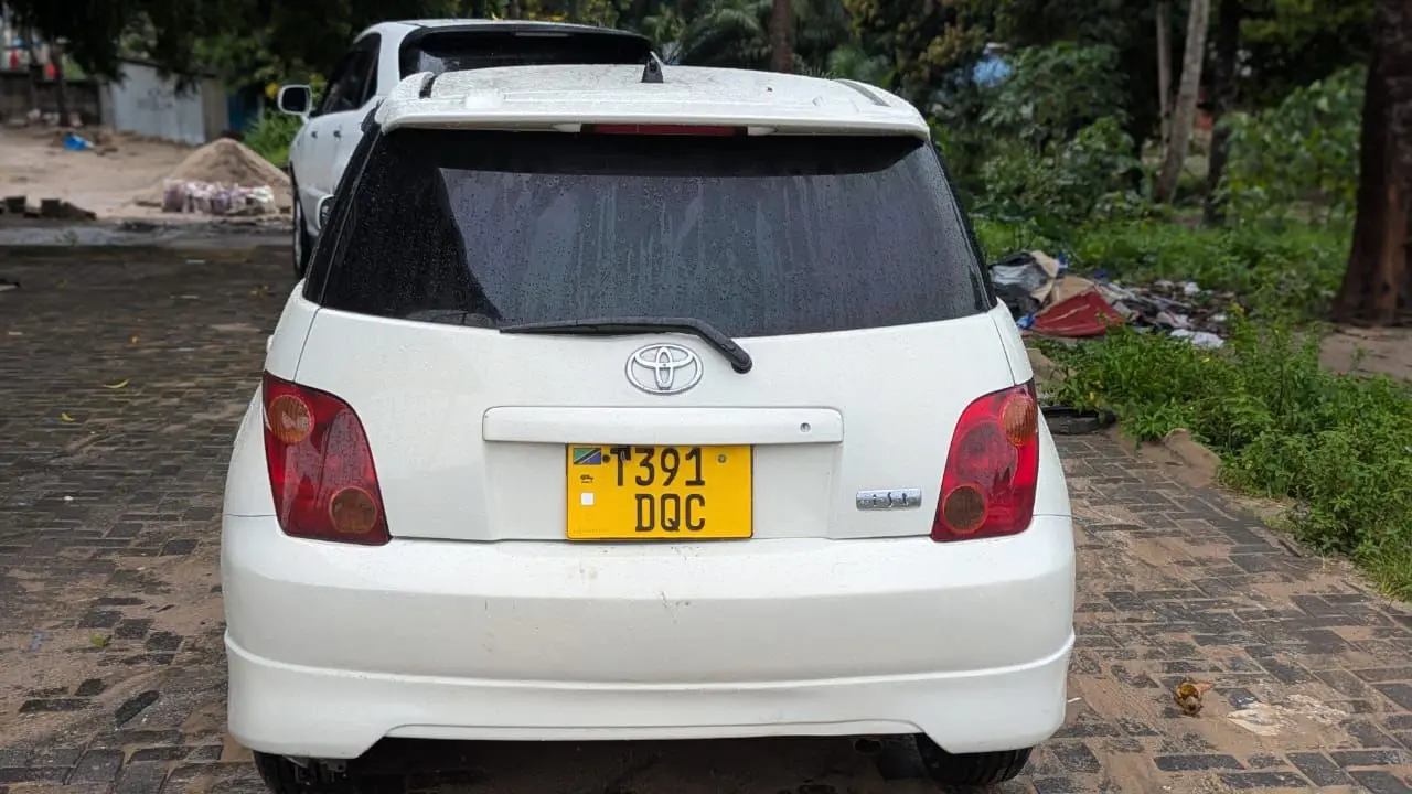 Toyota Ist White for Sale thumbnail 4