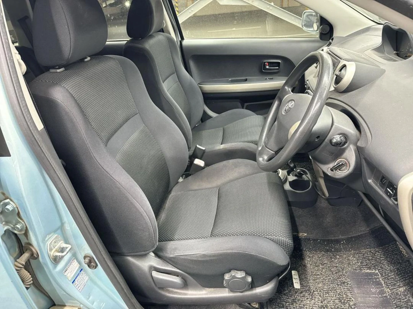 Toyota IST 2004, 1300cc (Mkopo/Installments) thumbnail 7