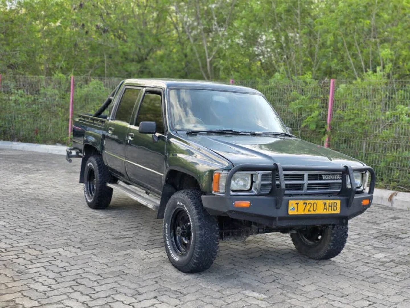 Toyota Hilux Double Cabin Pickup Truck 2000 thumbnail 2