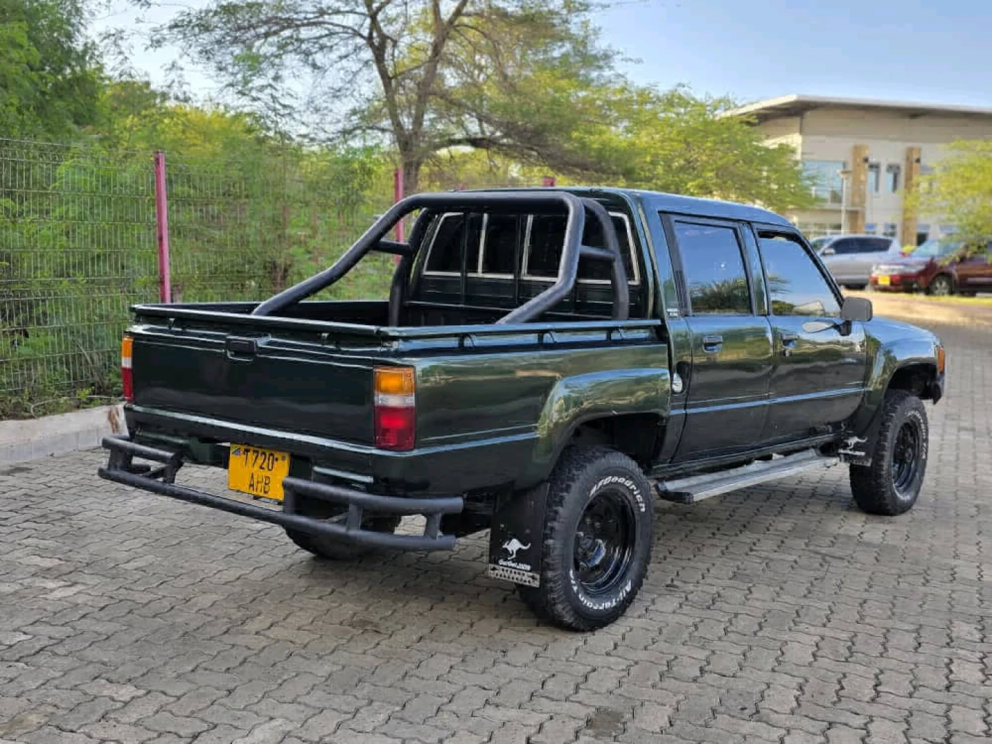 Toyota Hilux Double Cabin Pickup Truck 2000 thumbnail 4