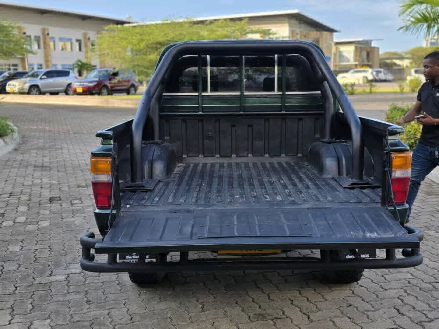 Toyota Hilux Double Cabin Pickup Truck 2000 thumbnail 6