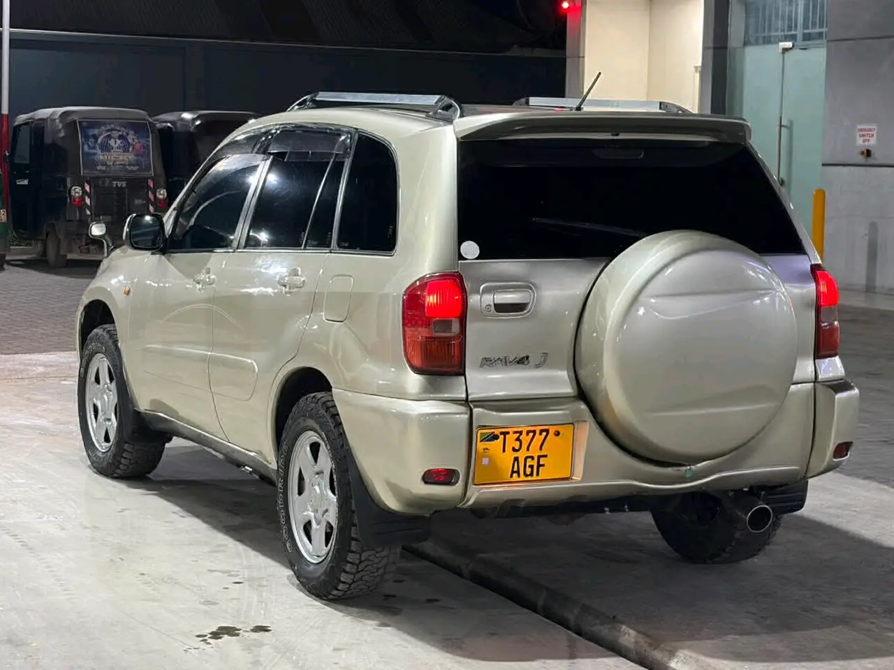 Toyota RAV4 J (Gold) thumbnail 2