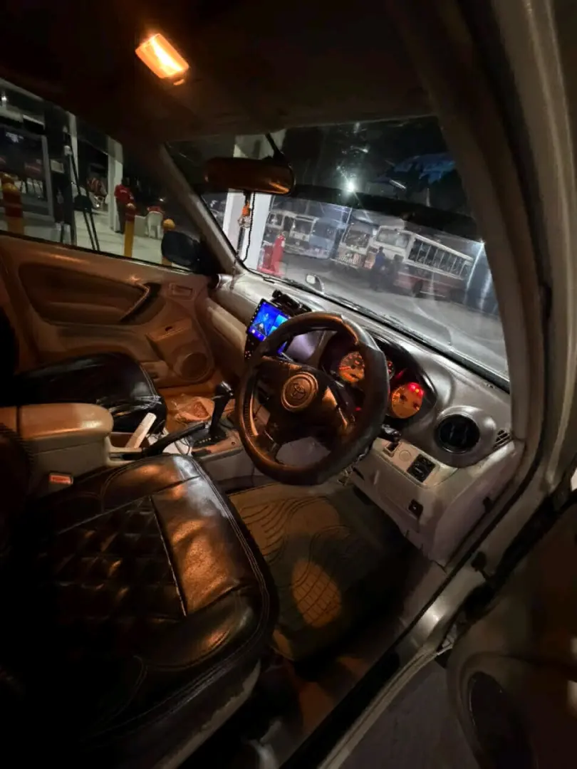 Toyota RAV4 J (Gold) thumbnail 3