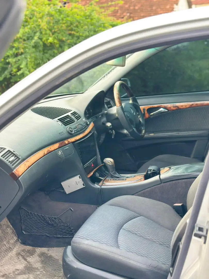 2004 Mercedes-Benz Sedan thumbnail 5