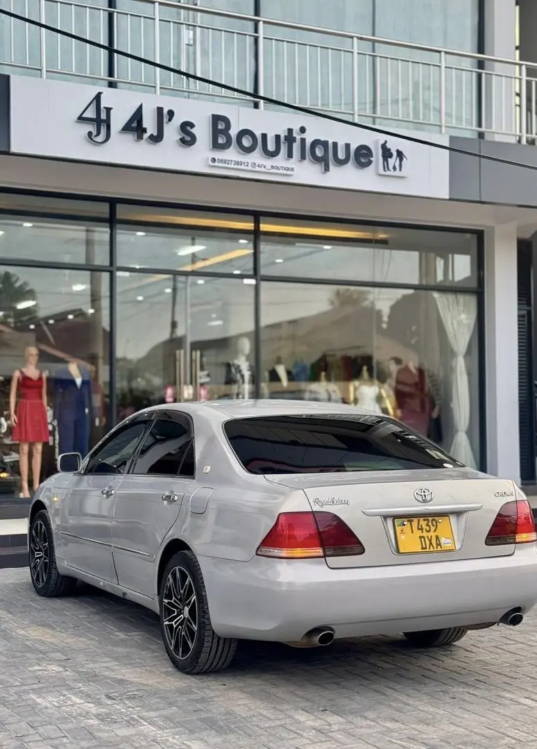 Toyota Crown Royal Saloon thumbnail 2