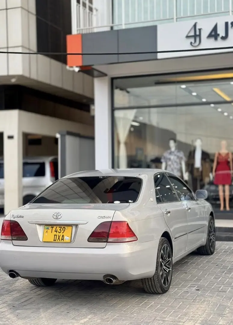 Toyota Crown Royal Saloon thumbnail 3