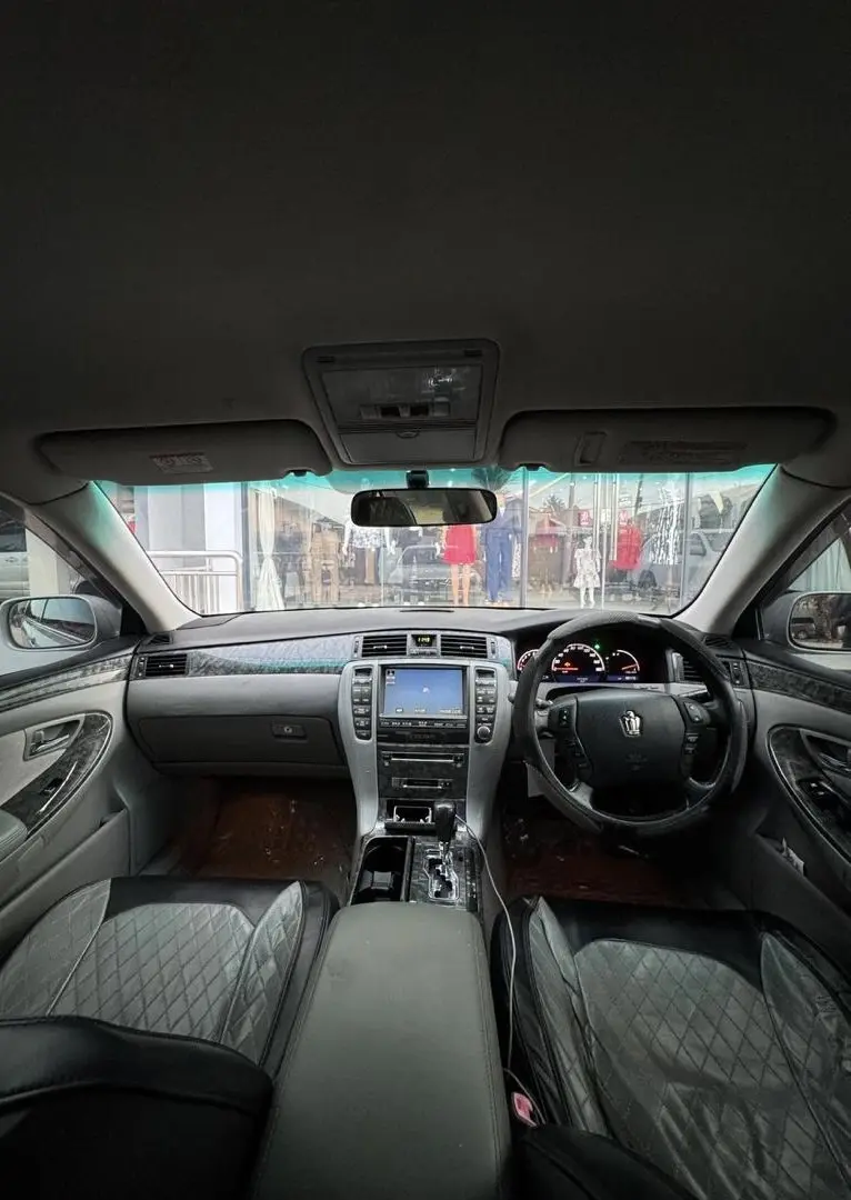Toyota Crown Royal Saloon thumbnail 5