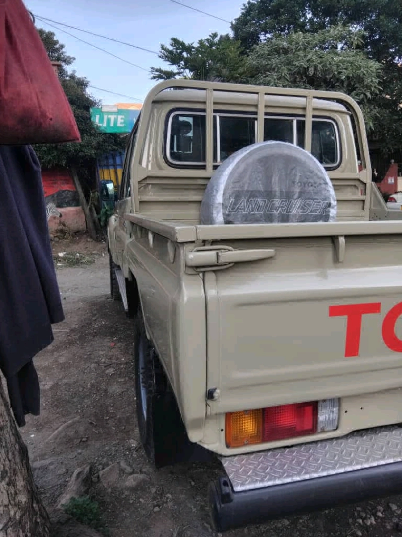 2018 Toyota Land Cruiser Double Cabin Pickup thumbnail 3