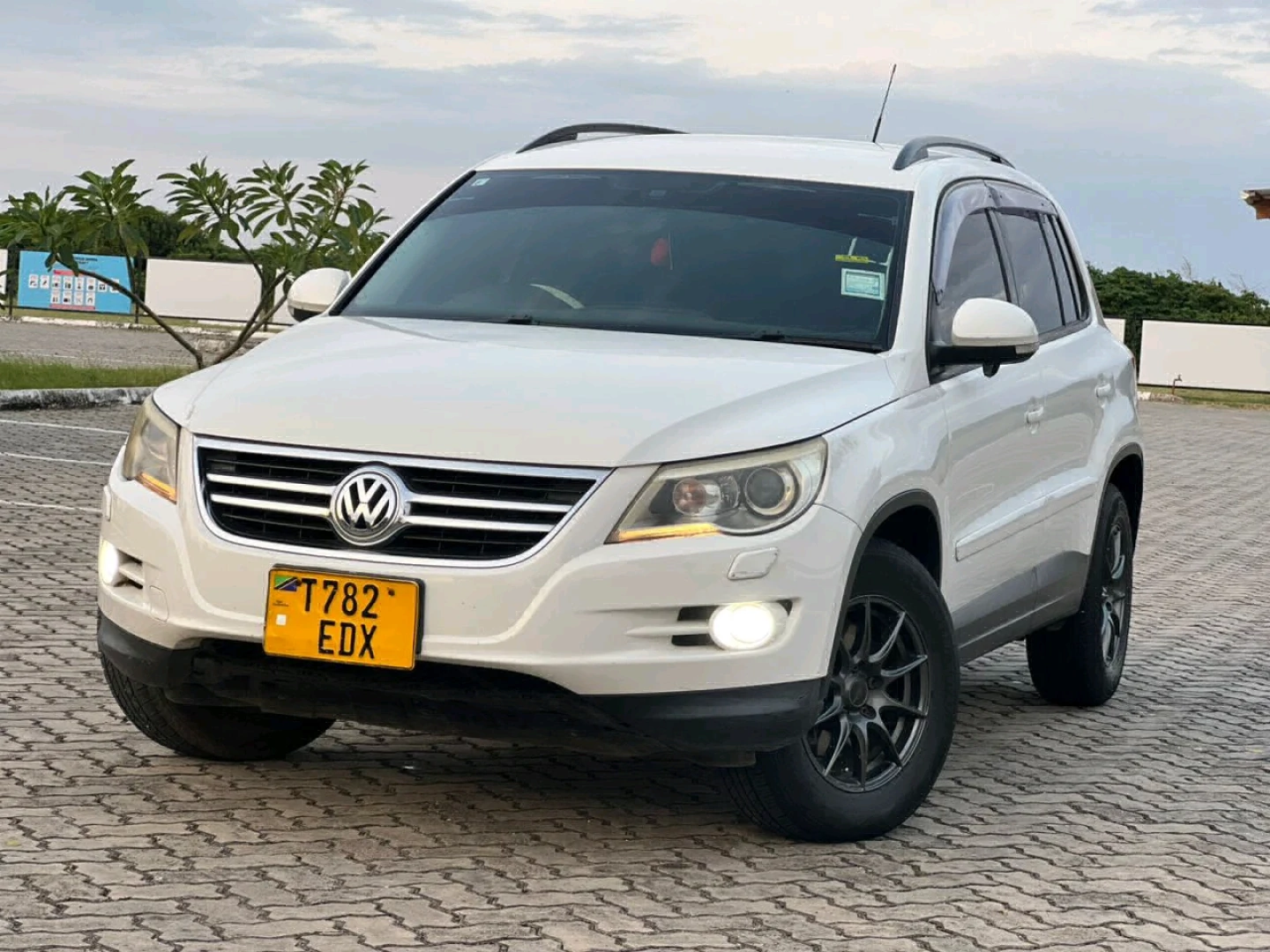 Volkswagen Tiguan SUV 2008 White thumbnail 2