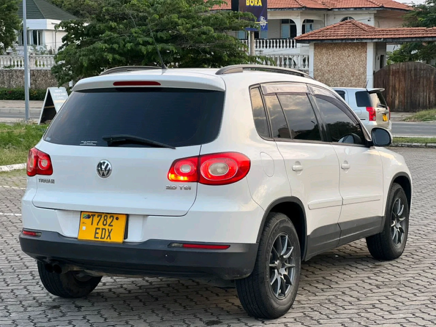 Volkswagen Tiguan SUV 2008 White thumbnail 3