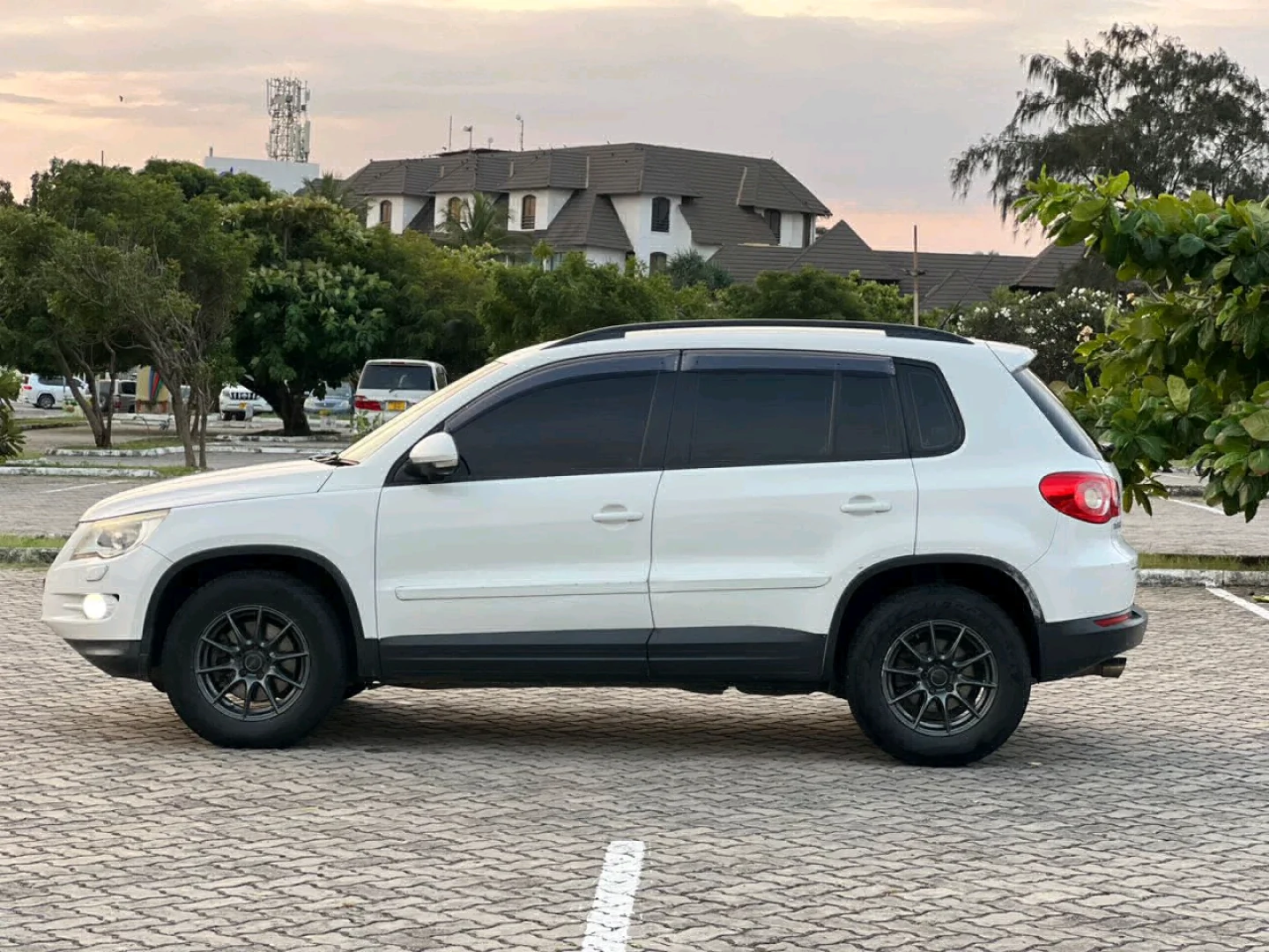 Volkswagen Tiguan SUV 2008 White thumbnail 4