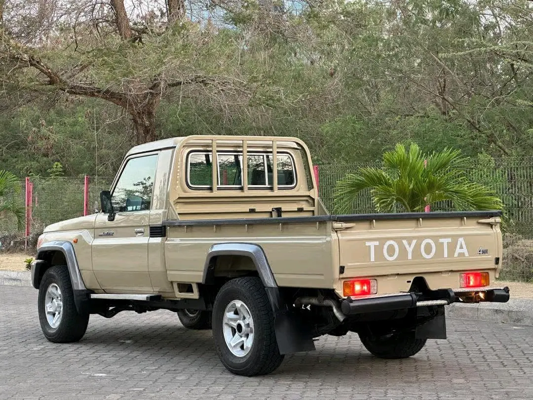 2017 Toyota Land Cruiser Pickup 1HZ thumbnail 5