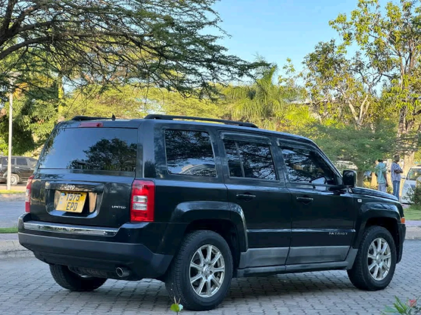 Black 2011 Jeep Patriot SUV (2350cc) thumbnail 4