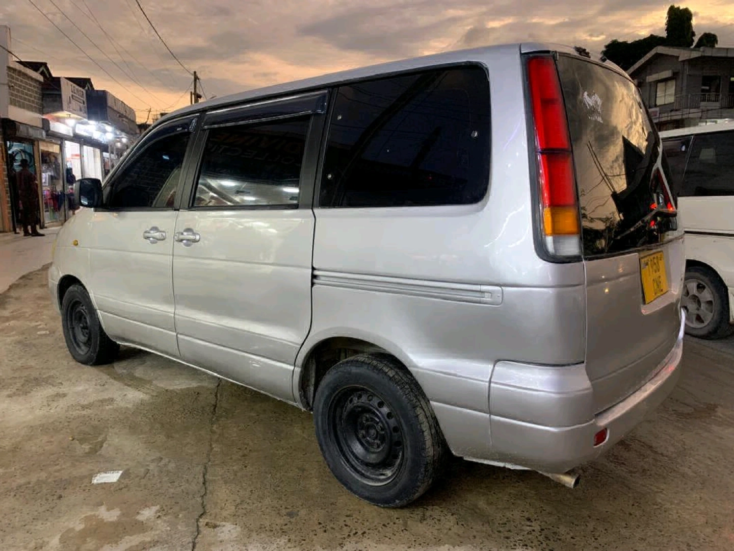 Toyota Noah SR40 Minivan Clean Condition
