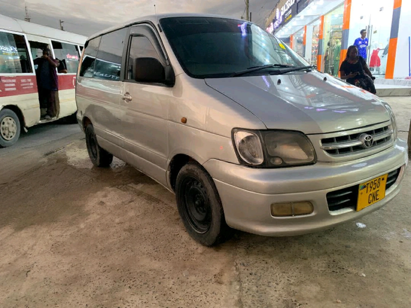 Toyota Noah SR40 Minivan Clean Condition thumbnail 2